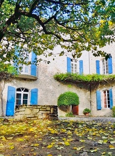 cour pavée devant la bastide provençale près d'Anduze 