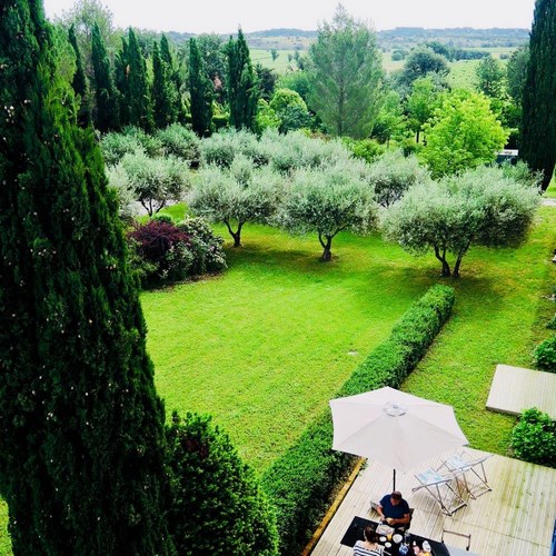 vue sur la terrasse et le jardin de la chambre d'hôtes avec piscine  près d'Anduze