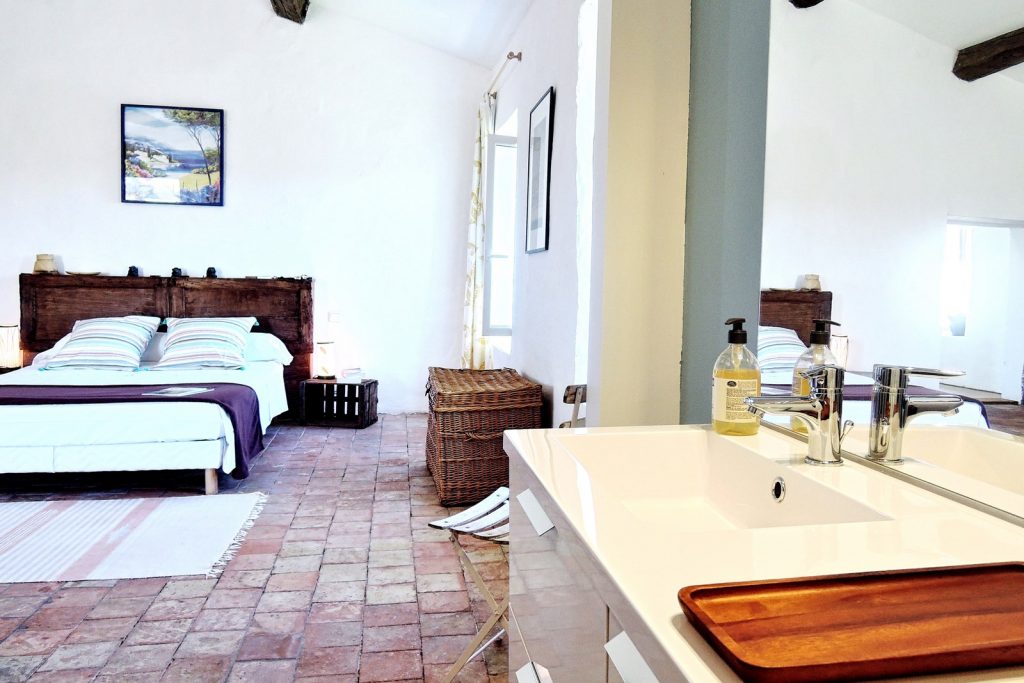 Salle de bain et chambre d'hôtes