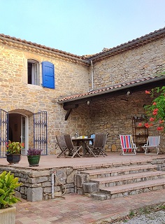terrasse du gîte avec murs de pierres 