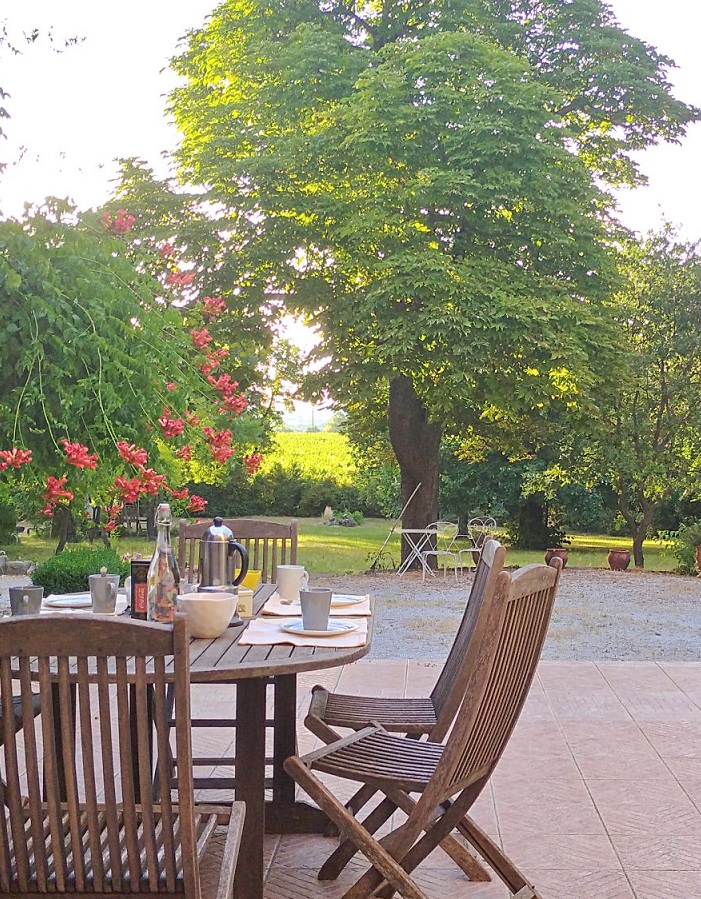 vue terrasse et jardin depuis le gîte proche Anduze et Pic Saint-Loup