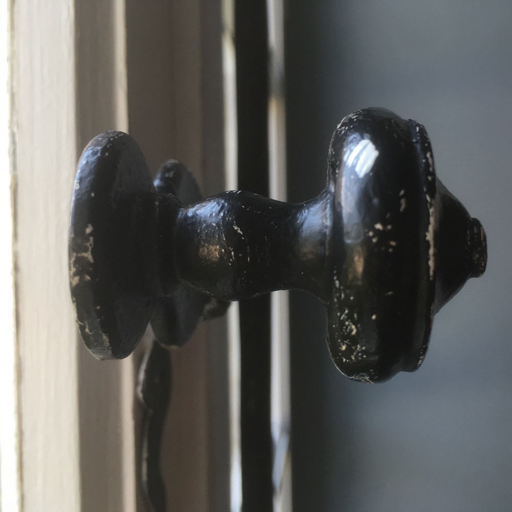 ancienne poignée de fenêtre de la maison d'hotes magnifiquement restaurée