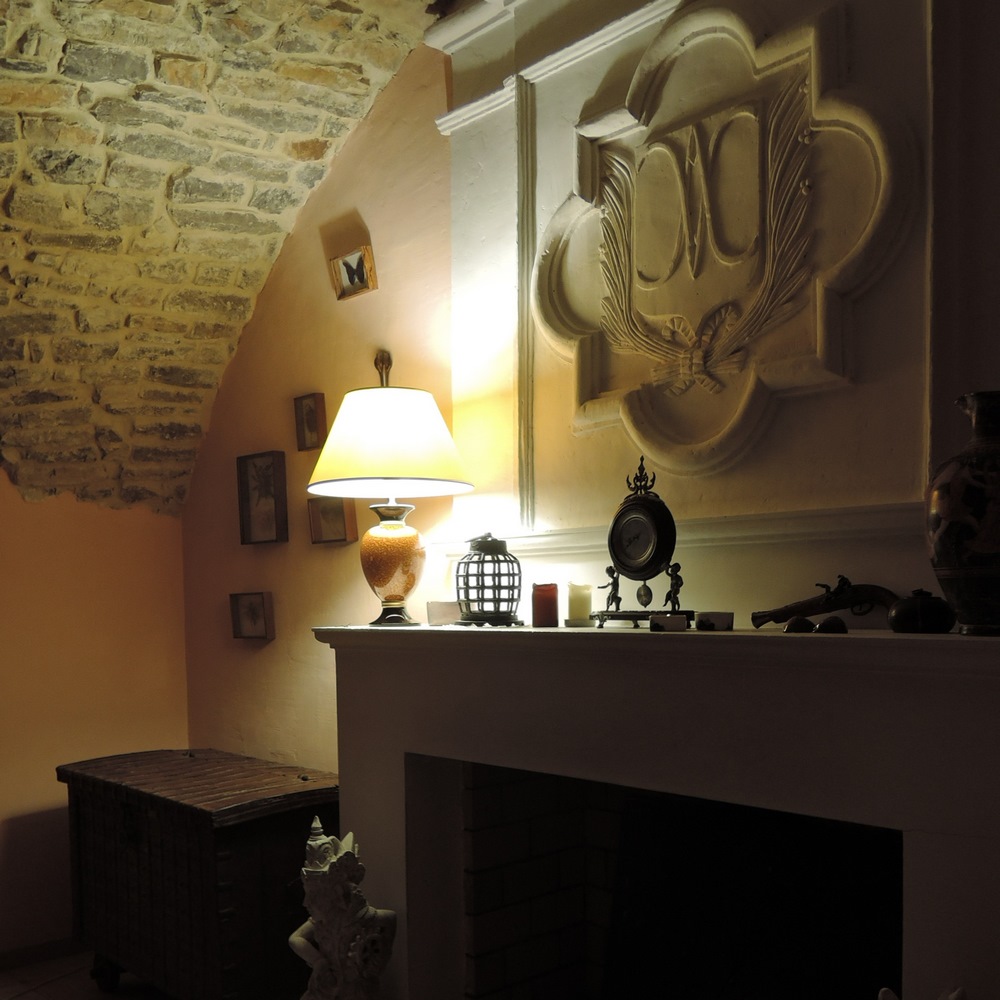 cheminée avec le blason de la Villa de labruguière Lacoste, Maison d'hôtes près d'Anduze