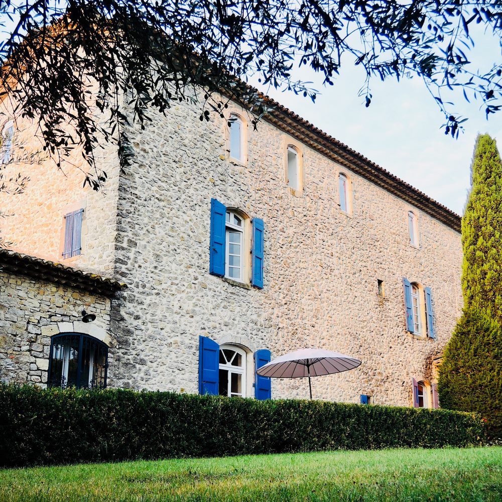 vue sur la belle bastide, et sa terrasse depuis le jardin  