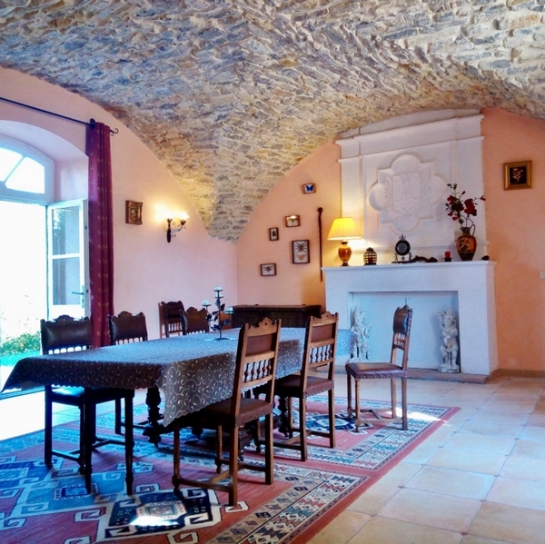 salle à manger voutée en pierre de caractère avec cheminée 