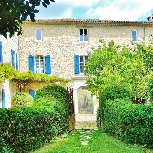 bastide provençale vue du jardin