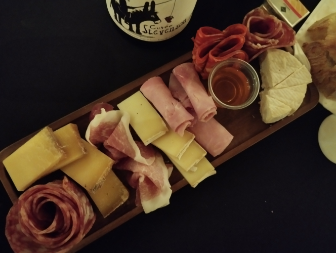 planche de dégustation fromage et charcuterie de pays