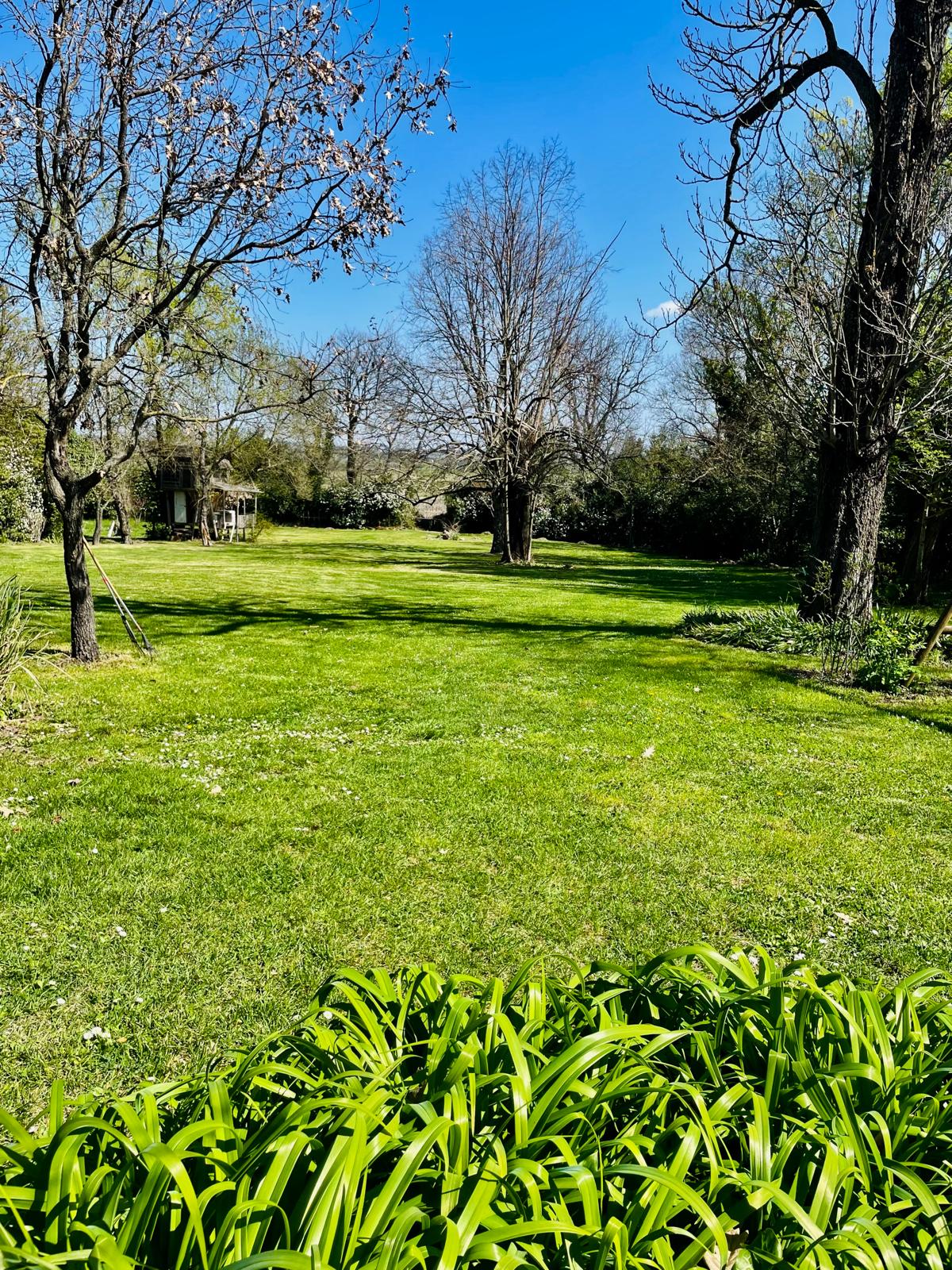 maison d'hôtes au printemps avec grand jardin près d'Anduze