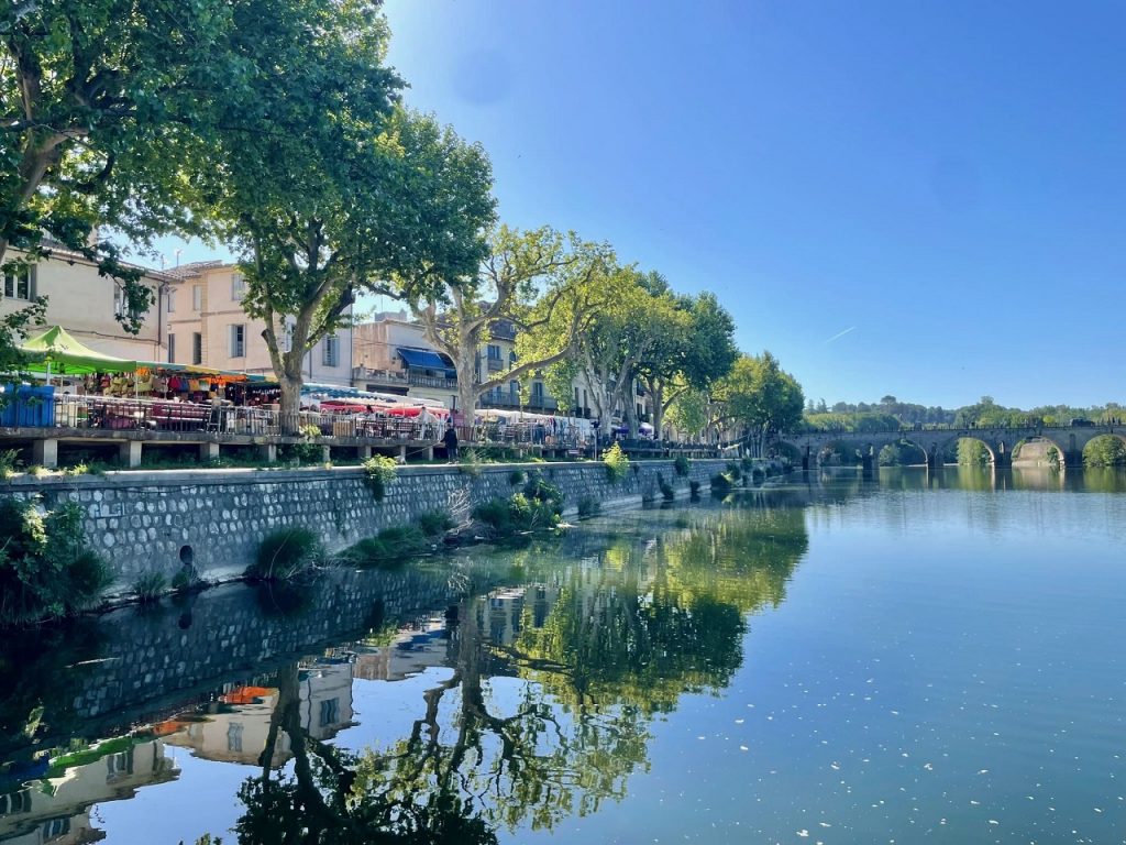 Marché de Sommières le long du Vidourle