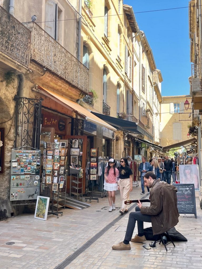 ruelle commerçante dans la vielle ville