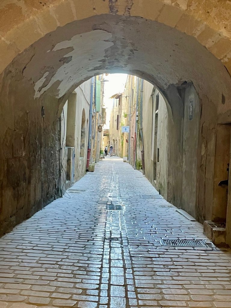 ruelle calme dans la vielle ville médiévale