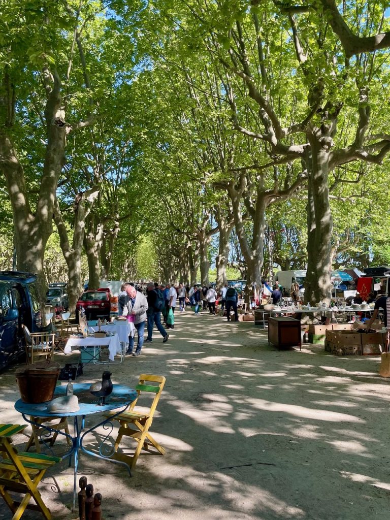 brocante et vide grenier sous les platanes