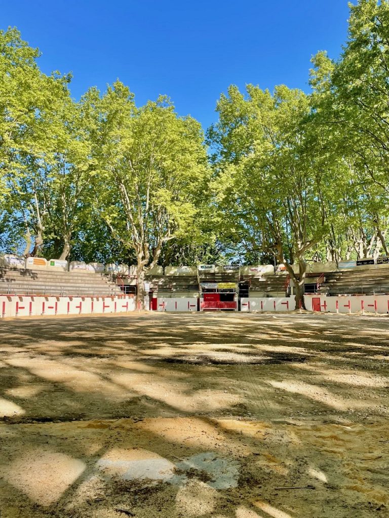 arènes et gradins près du marché