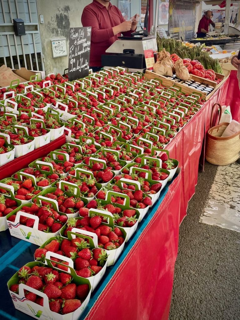 marché alimentaire de Sommières fraises 