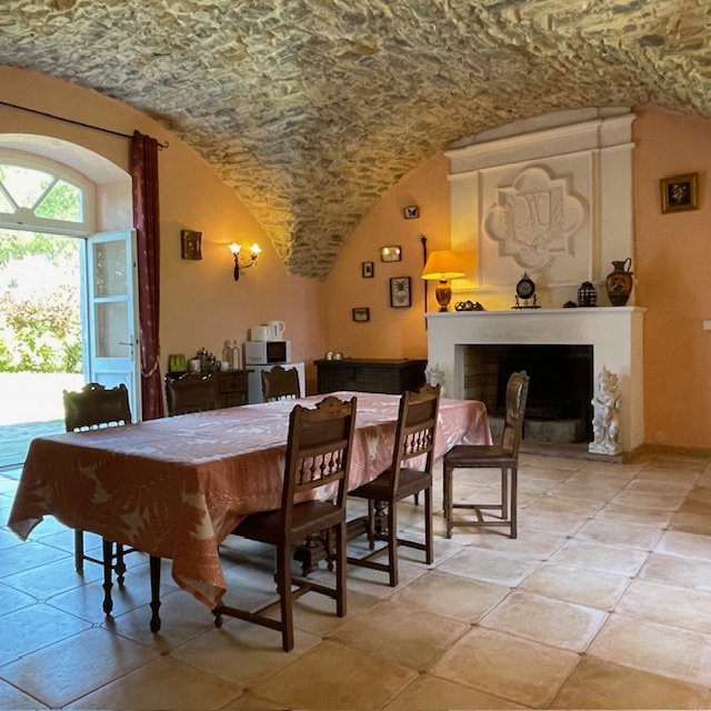 maison d'hôtes près d'anduze salle à manger voutée en pierre de caractère avec cheminée